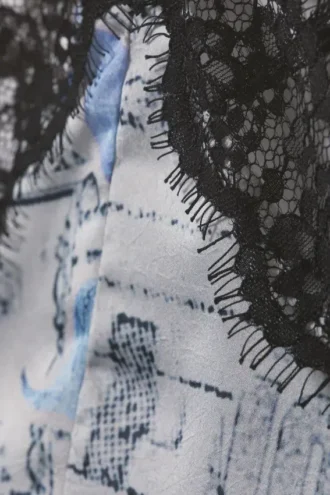 A-Linien-Mini-Slipkleid mit Spitzenbesatz – Weißes Zeitungspapier/Blaue Flamme