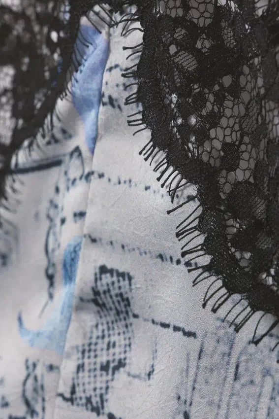 A-Linien-Mini-Slipkleid mit Spitzenbesatz – Weißes Zeitungspapier/Blaue Flamme A-Linien-Mini-Slipkleid mit Spitzenbesatz – Weißes Zeitungspapier/Blaue Flamme