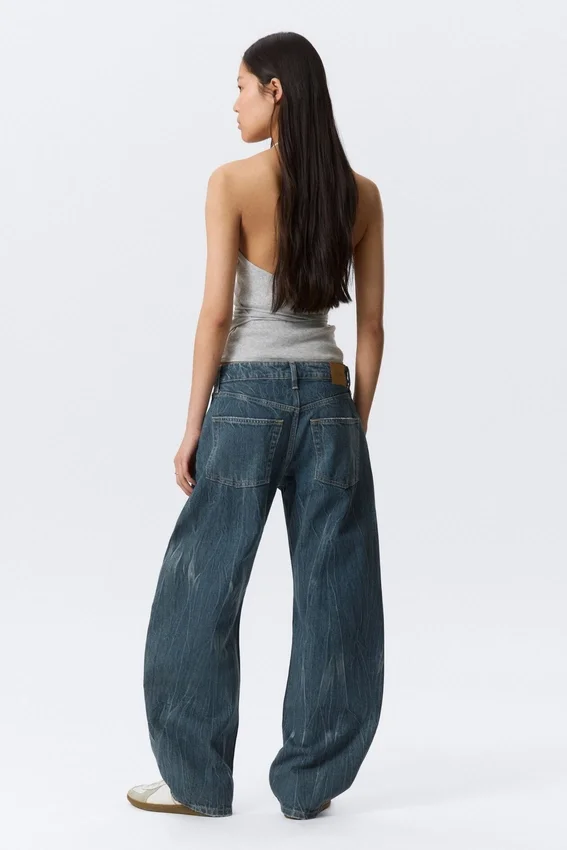 Abell Mid Rise Regular Barrel Jeans – Gnarly Blue – Mittelblau Abell Mid Rise Regular Barrel Jeans – Gnarly Blue – Mittelblau