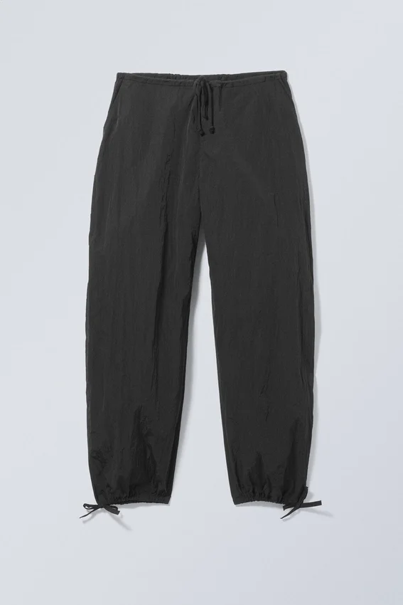 Alister Trainingshose im Fallschirm-Stil – Schwarz Alister Trainingshose im Fallschirm-Stil – Schwarz
