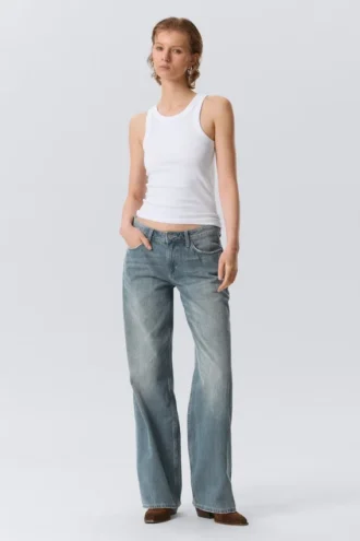 Ample Low-Rise-Jeans mit lockerer Passform und weitem Bein – Gloria Blue – Mittelblau
