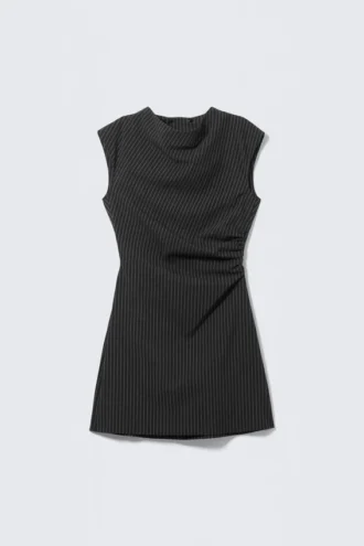 Anzugkleid mit offenem Rücken – schwarz gestreift