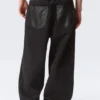 Astro Mid Rise Baggy Faux Leather Pocket Jeans – Black Rinse – Schwarz Astro Mid Rise Baggy Faux Leather Pocket Jeans – Black Rinse – Schwarz