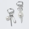 Asymmetrische Perlen-Creolen – Silber Asymmetrische Perlen-Creolen – Silber