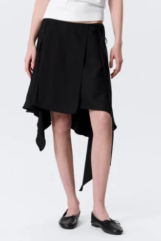 Asymmetrischer Midi-Wickelrock mit mittlerer Leibhöhe – Schwarz
