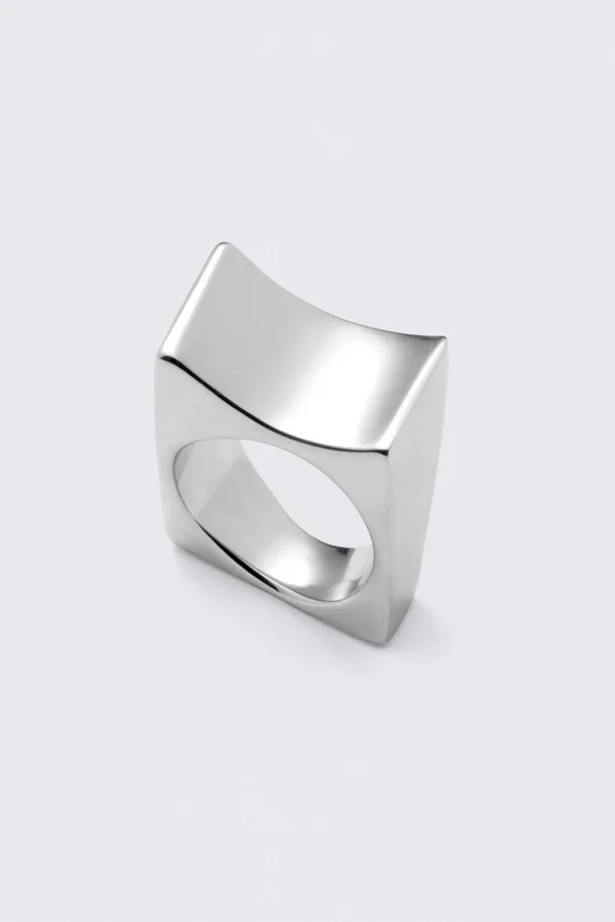 Asymmetrischer Ring aus Edelstahl – Silber Asymmetrischer Ring aus Edelstahl – Silber