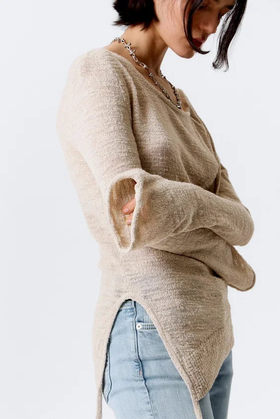 Asymmetrischer Strickpullover mit Bindeband an der Schulter – Hellbraun Asymmetrischer Strickpullover mit Bindeband an der Schulter – Hellbraun