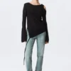 Asymmetrischer Strickpullover mit gebundenen Schultern – Schwarz Asymmetrischer Strickpullover mit gebundenen Schultern – Schwarz