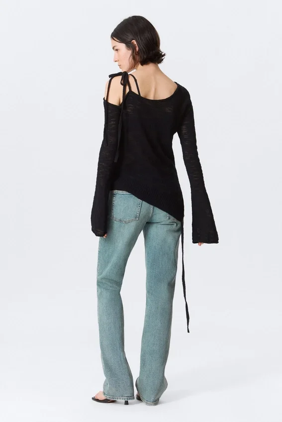 Asymmetrischer Strickpullover mit gebundenen Schultern – Schwarz Asymmetrischer Strickpullover mit gebundenen Schultern – Schwarz