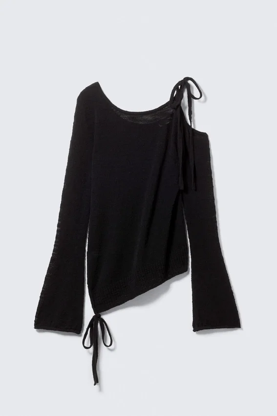 Asymmetrischer Strickpullover mit gebundenen Schultern – Schwarz Asymmetrischer Strickpullover mit gebundenen Schultern – Schwarz