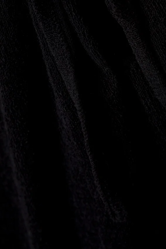 Asymmetrischer Strickpullover mit gebundenen Schultern – Schwarz Asymmetrischer Strickpullover mit gebundenen Schultern – Schwarz