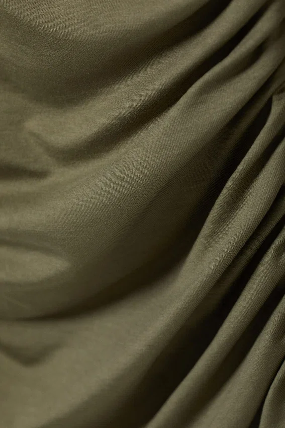 Asymmetrisches Lyocell-Oberteil mit fließendem Fall – Staubiges Khaki-Grün Asymmetrisches Lyocell-Oberteil mit fließendem Fall – Staubiges Khaki-Grün