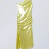Asymmetrisches Midikleid mit Überlappung und Drapierung – Glänzendes Gelb Asymmetrisches Midikleid mit Überlappung und Drapierung – Glänzendes Gelb