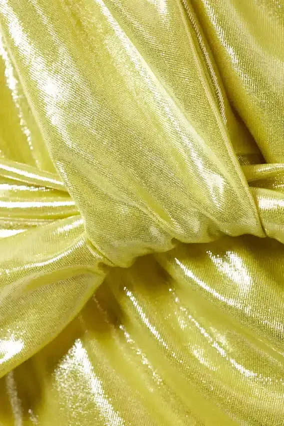 Asymmetrisches Midikleid mit Überlappung und Drapierung – Glänzendes Gelb Asymmetrisches Midikleid mit Überlappung und Drapierung – Glänzendes Gelb