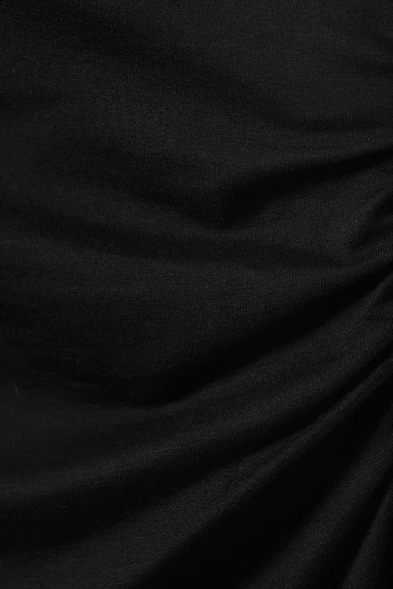 Asymmetrisches Minikleid mit einem Ärmel – Schwarz Asymmetrisches Minikleid mit einem Ärmel – Schwarz