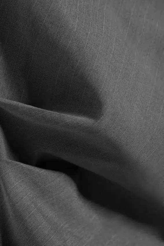 Asymmetrisches, ärmelloses Oberteil aus Anzugstoff – Staubgrau mit Nadelstreifen Asymmetrisches, ärmelloses Oberteil aus Anzugstoff – Staubgrau mit Nadelstreifen