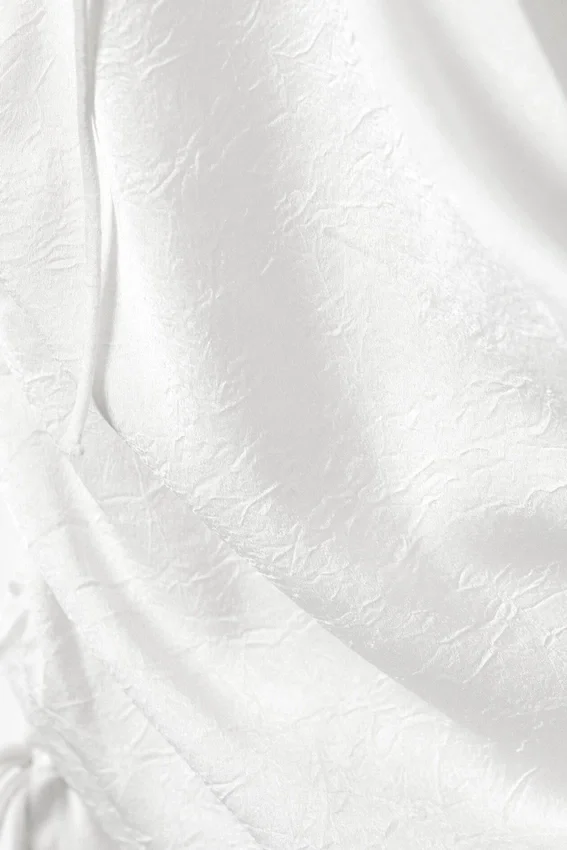 Asymmetrisches Satin-Träger-Top – Weiß Asymmetrisches Satin-Träger-Top – Weiß