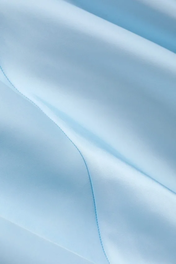 Asymmetrisches Satinkleid – Hellblau Asymmetrisches Satinkleid – Hellblau
