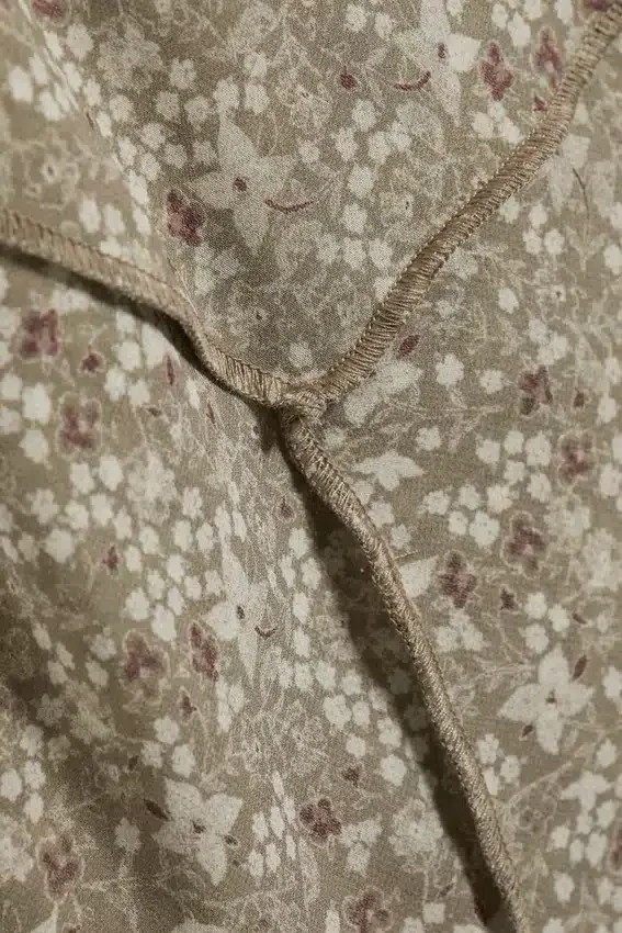 Asymmetrisches Slip-Kleid – Staubiges Khaki-Grün – Blume Asymmetrisches Slip-Kleid – Staubiges Khaki-Grün – Blume