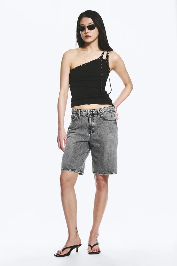 Asymmetrisches Tanktop mit Ösenverzierung – Schwarz Asymmetrisches Tanktop mit Ösenverzierung – Schwarz