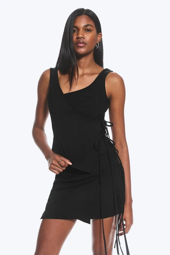 Asymmetrisches Wickel-Top mit Trägern – Schwarz Asymmetrisches Wickel-Top mit Trägern – Schwarz
