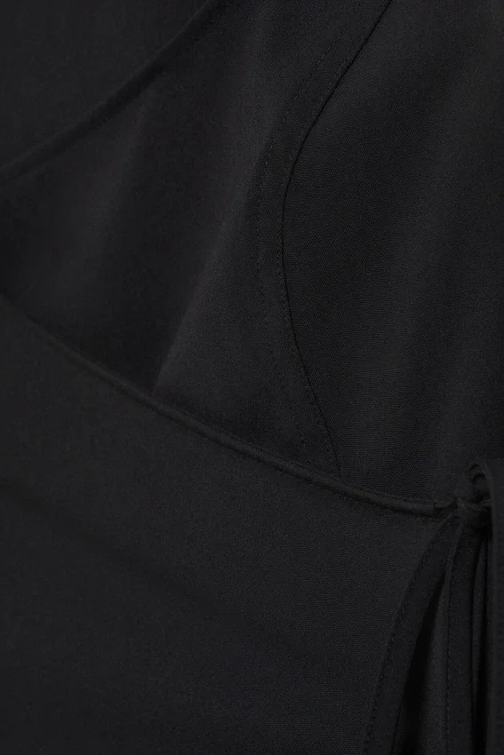 Asymmetrisches Wickel-Top mit Trägern – Schwarz Asymmetrisches Wickel-Top mit Trägern – Schwarz