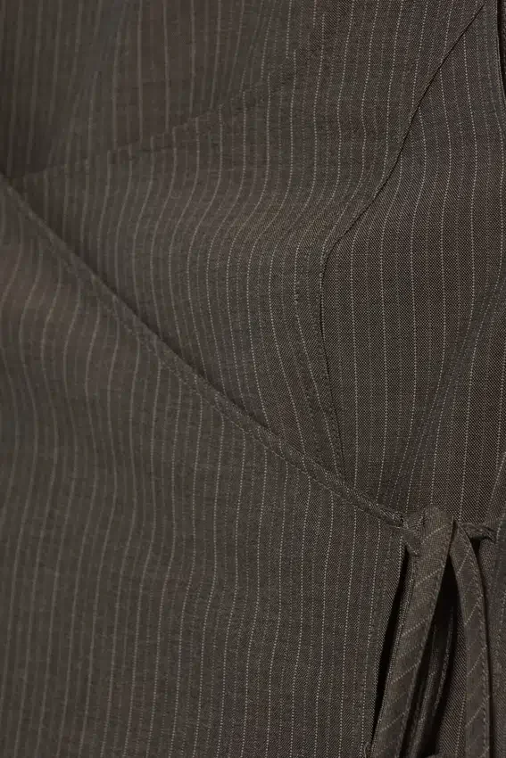Asymmetrisches Wickeloberteil mit Trägern – Dark Mole Asymmetrisches Wickeloberteil mit Trägern – Dark Mole