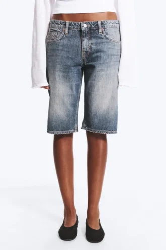 Atom Low-Rise-Jeansshorts in regulärer Länge – Redondo Blue – Mittelblau Atom Low-Rise-Jeansshorts in regulärer Länge – Redondo Blue – Mittelblau
