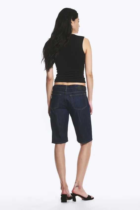 Atom Low Rise Regular Knee-Length Denim Shorts – Blue Rinse – Dunkelblau Atom Low Rise Regular Knee-Length Denim Shorts – Blue Rinse – Dunkelblau