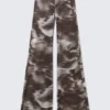 Ausgestellte bedruckte Mesh-Hose – Dunkelbraun – Unscharfes Blumenmuster Ausgestellte bedruckte Mesh-Hose – Dunkelbraun – Unscharfes Blumenmuster
