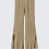 Ausgestellte Crinkle-Hose mit niedriger Leibhöhe – Beige Ausgestellte Crinkle-Hose mit niedriger Leibhöhe – Beige