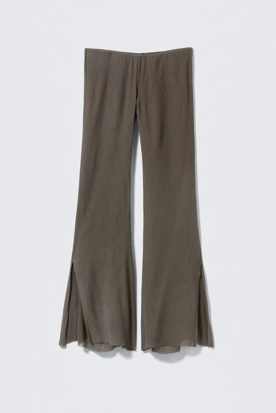 Ausgestellte Crinkle-Hose mit niedriger Leibhöhe – Dunkelgrau Ausgestellte Crinkle-Hose mit niedriger Leibhöhe – Dunkelgrau