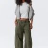 Baggy-Hose aus gewaschenem Canvas mit niedriger Leibhöhe – gewaschenes Dunkelkhaki Baggy-Hose aus gewaschenem Canvas mit niedriger Leibhöhe – gewaschenes Dunkelkhaki