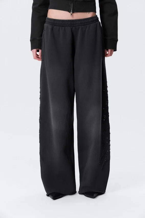 Baggy-Jogginghose mit mittlerer Leibhöhe und Nieten – Schwarz mit Print Baggy-Jogginghose mit mittlerer Leibhöhe und Nieten – Schwarz mit Print