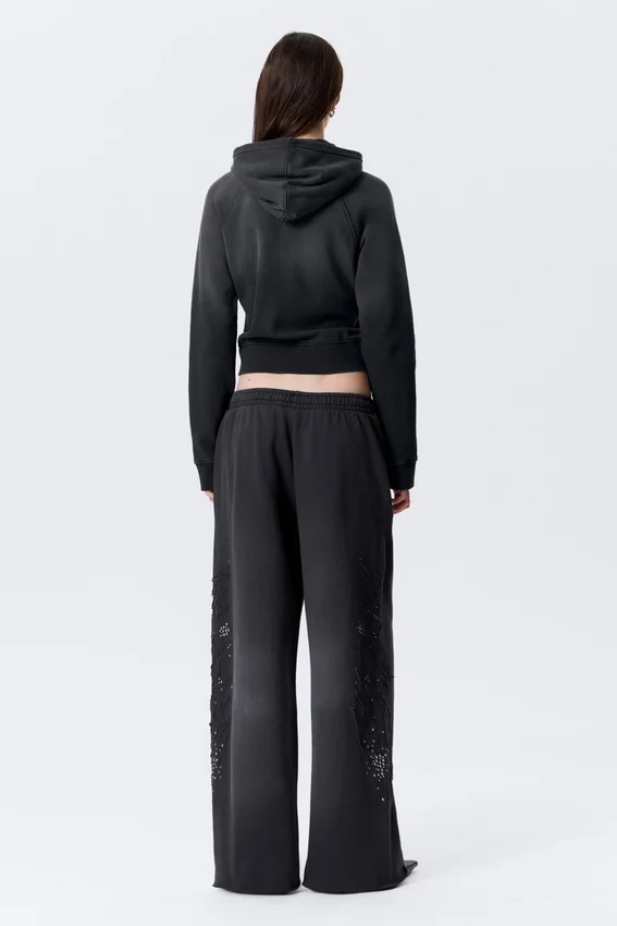 Baggy-Jogginghose mit mittlerer Leibhöhe und Nieten – Schwarz mit Print Baggy-Jogginghose mit mittlerer Leibhöhe und Nieten – Schwarz mit Print