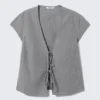 Baumwollbluse mit V-Ausschnitt und Bindeband vorne – grau gestreift Baumwollbluse mit V-Ausschnitt und Bindeband vorne – grau gestreift