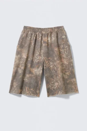 Bedruckte, übergroße, knielange Frottee-Shorts – Khaki – Rustic Terrain Bedruckte, übergroße, knielange Frottee-Shorts – Khaki – Rustic Terrain