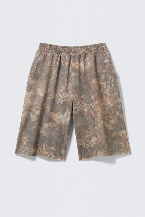 Bedruckte, übergroße, knielange Frottee-Shorts – Khaki – Rustic Terrain Bedruckte, übergroße, knielange Frottee-Shorts – Khaki – Rustic Terrain
