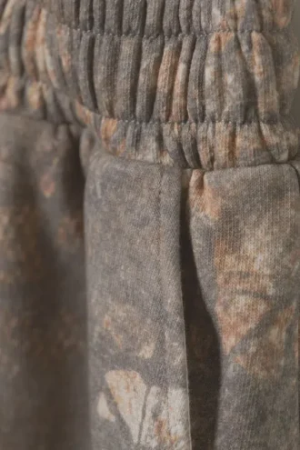 Bedruckte, übergroße, knielange Frottee-Shorts – Khaki – Rustic Terrain Bedruckte, übergroße, knielange Frottee-Shorts – Khaki – Rustic Terrain