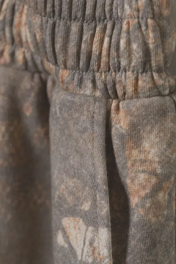 Bedruckte, übergroße, knielange Frottee-Shorts – Khaki – Rustic Terrain Bedruckte, übergroße, knielange Frottee-Shorts – Khaki – Rustic Terrain