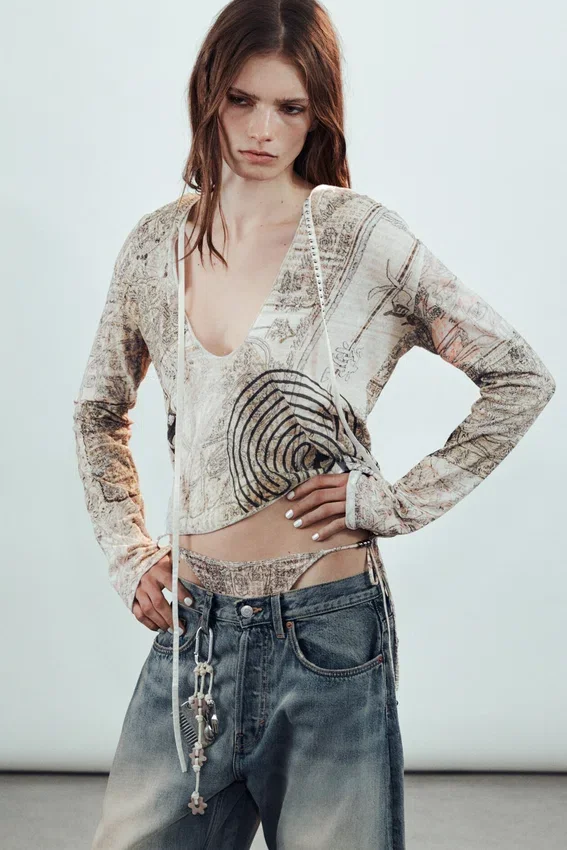 Bedrucktes Kapuzenshirt mit Nieten – Dusty Mole Bedrucktes Kapuzenshirt mit Nieten – Dusty Mole