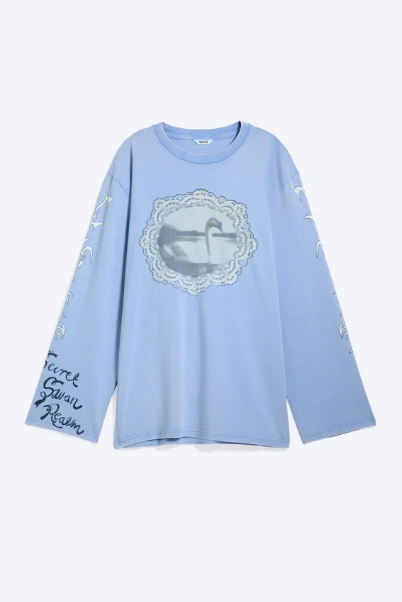 Bedrucktes Langarm-T-Shirt aus Baumwolle – Mittelblau – Swan Bedrucktes Langarm-T-Shirt aus Baumwolle – Mittelblau – Swan