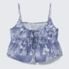 Bedrucktes Pyjama-Oberteil aus Baumwollpopeline mit Bindeband vorne – Blau – Baroque Collage Bedrucktes Pyjama-Oberteil aus Baumwollpopeline mit Bindeband vorne – Blau – Baroque Collage