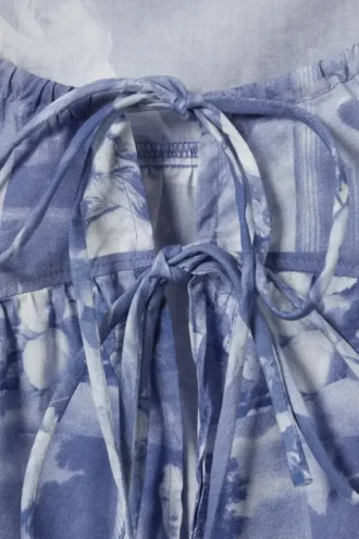 Bedrucktes Pyjama-Oberteil aus Baumwollpopeline mit Bindeband vorne – Blau – Baroque Collage
