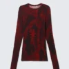 Bedrucktes, schmal geschnittenes Langarmshirt – dunkelroter Drachenprint Bedrucktes, schmal geschnittenes Langarmshirt – dunkelroter Drachenprint