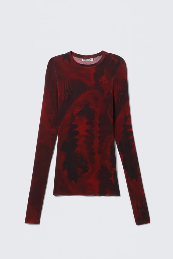 Bedrucktes, schmal geschnittenes Langarmshirt – dunkelroter Drachenprint Bedrucktes, schmal geschnittenes Langarmshirt – dunkelroter Drachenprint