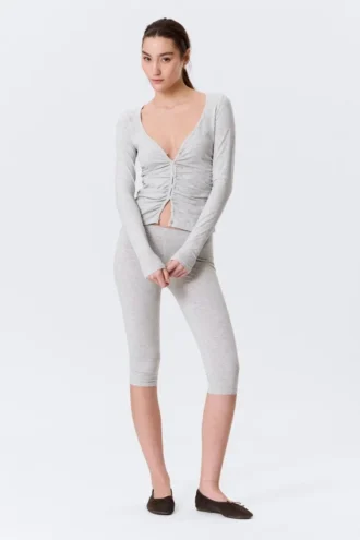 Belle B Strickjacke mit gerafftem V-Ausschnitt – Hellgrau meliert