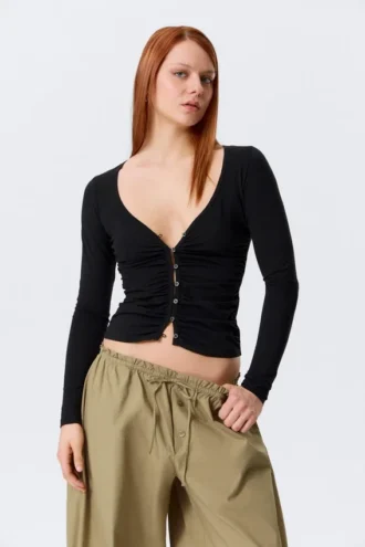 Belle B Strickjacke mit gerafftem V-Ausschnitt – Schwarz