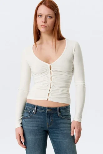 Belle B Strickjacke mit Rüschen und V-Ausschnitt – Weiß