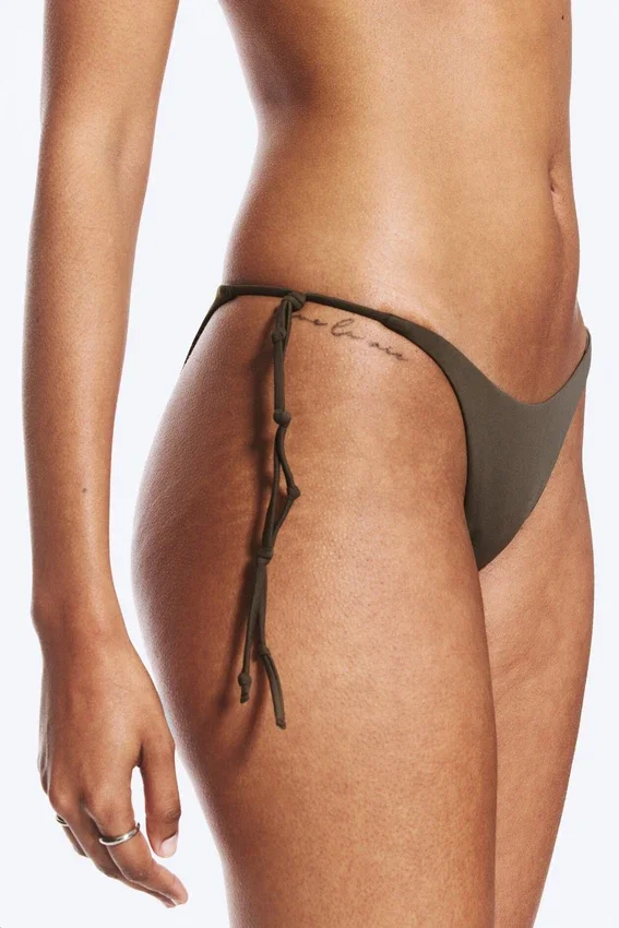 Bikini-Hose mit mittlerer Leibhöhe und Knoten – Dark Mole Bikini-Hose mit mittlerer Leibhöhe und Knoten – Dark Mole